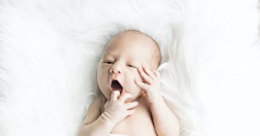 赤ちゃんのしゃっくりが止まらない原因と対処法を解説