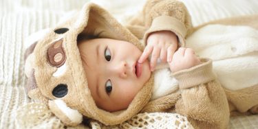 赤ちゃんが生まれたら年賀状で出産報告！写真の撮り方や注意点も紹介