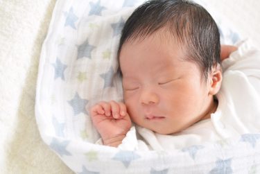 【生後1ヶ月】赤ちゃんの発育と発達！月齢にあった育児のススメ