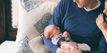 生後1ヶ月の赤ちゃんが全然寝ない！5つの原因と対処法を紹介