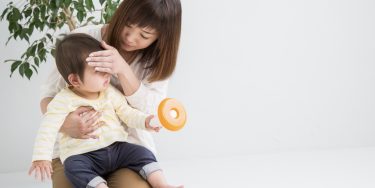 赤ちゃんの熱はなぜ高い？発熱時の家庭でできる対策を解説