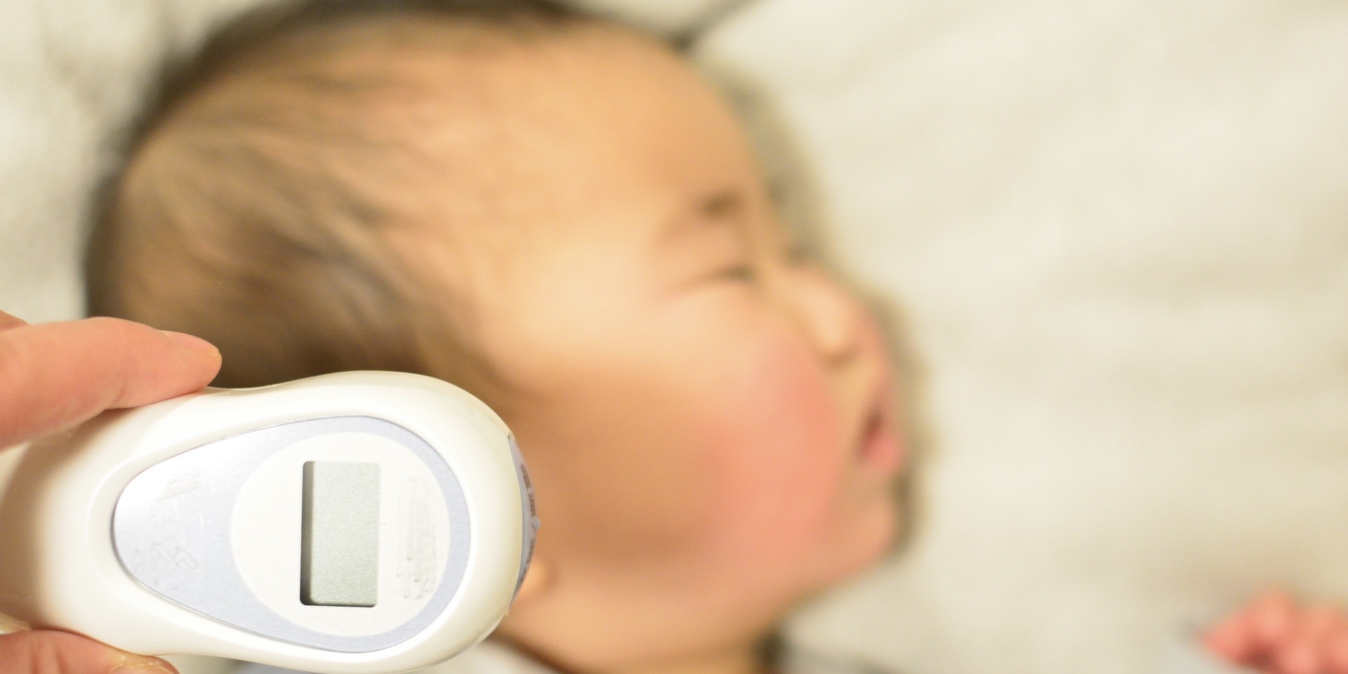 赤ちゃんの熱はなぜ高い 発熱時の家庭でできる対策を解説 パパママ Com