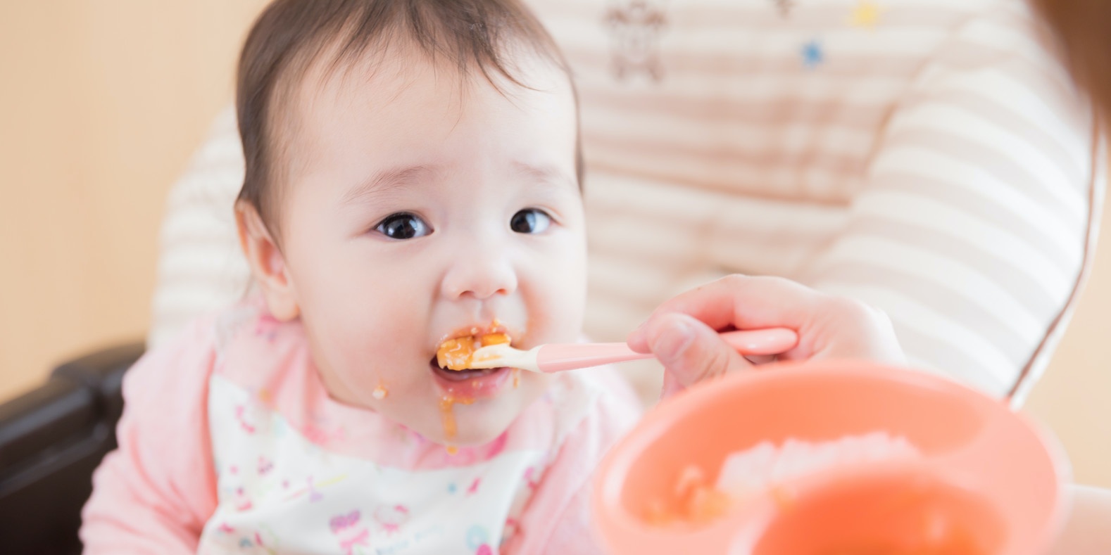 離乳食の食べこぼし対策 ポイントや便利グッズの選び方を紹介 パパママ Com