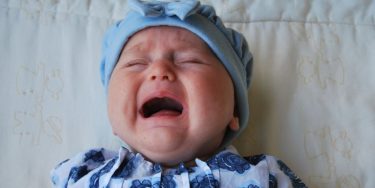 【生後8ヶ月】赤ちゃんの夜泣きはなぜ起こるの？原因と対策を紹介