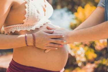 妊娠線っていつ頃から気にすれば良い？おすすめ予防法を紹介！