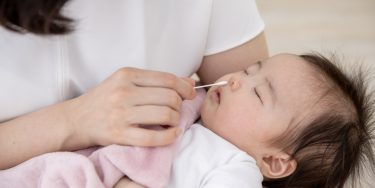 赤ちゃんの鼻水の原因と対処法を解説！放置すると風邪が長引く？