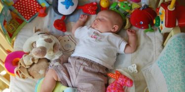 生後2ヶ月の赤ちゃん│おすすめの遊び方と遊ぶときの3つのポイント