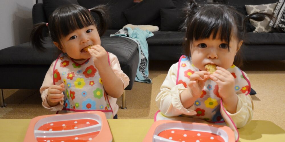 赤ちゃんのお食事エプロンどうやって選ぶ ポイントやおすすめを紹介 パパママ Com